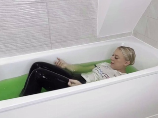 Emily'S Messy Slime Bath