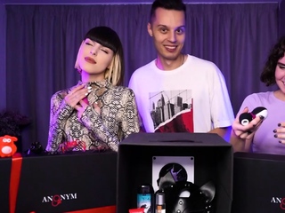 Sexy show with 2 beauties! Can you guess what they're